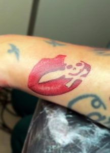 Tatoeage Groningen - PUUR portfolio - mouth kiss lips skull tattoo