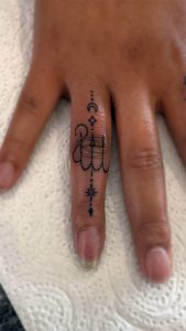 Tattoo Groningen - PUUR portfolio - tatoeage vinger - fine line minimal